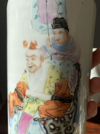Paire de vases de forme rouleau en porcelaine de Chine famille rose, marque de Hongxian, R&eacute;publique