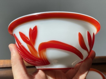Paire de bols en verre overlay de P&eacute;kin en rouge sur blanc &agrave; d&eacute;cor floral, Chine, 19&egrave;me