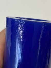 Een Chinese flesvormige vaas in translucent blauw glas, Xianfeng merk en periode