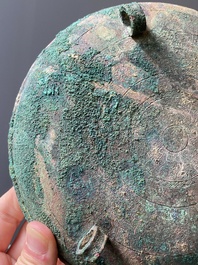 Een Chinese bronzen driepotige rituele voedselkom met deksel, 'ding', Oostelijke Zhou, Periode van Lente en Herfst