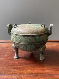 Een Chinese bronzen driepotige rituele voedselkom met deksel, 'ding', Oostelijke Zhou, Periode van Lente en Herfst