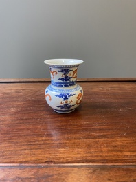 Een Chinese blauw-witte en ijzerrode wijnkom en warmer met draken tussen de wolken, Daoguang merk en periode