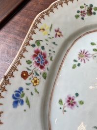 Een Chinese famille rose dekselterrine op onderschotel, Qianlong