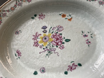 Terrine couverte sur son support en porcelaine de Chine famille rose, Qianlong