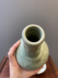 Een Chinese Longquan celadon vaas en een lotusvormige kom, Yuan of later