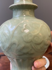 Een Chinese Longquan celadon vaas en een lotusvormige kom, Yuan of later