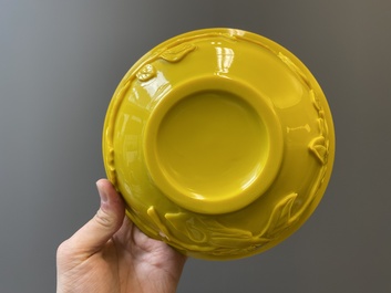 Twee Chinese kommen met reli&euml;fdecor in geel Peking glas, 19/20e eeuw