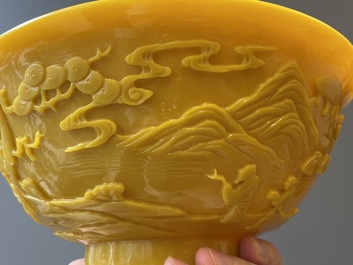 Paire de bols en verre jaune de P&eacute;kin &agrave; d&eacute;cor de figures dans paysages montagneux, Chine, 19/20&egrave;me