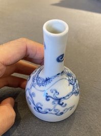 Vase de forme bouteille en porcelaine de Chine en bleu et blanc &agrave; d&eacute;cor d'un dragon, marque de Yongzheng, probablement R&eacute;publique