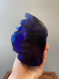 Bouddha rieur en verre bleu de P&eacute;kin assis sur un socle en bois, Chine, 19&egrave;me