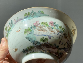 Een Chinese famille rose 'Dong Hu Ye Yue 東湖夜月' kom, Daoguang merk en periode