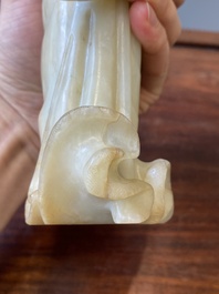 Een Chinese celadon jade sculptuur van Guanyin, Qing