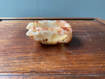 Lave-pinceaux en agate rose sculpt&eacute;e figurant un chilong, Chine, Qing