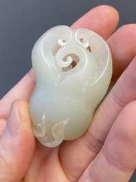 Vier Chinese snijwerken in witte en celadon jade, Qing/Republiek