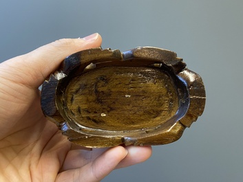 Een Chinese cloisonn&eacute; kalebasvaas en een groep met twee eenden in email en zilver, 19/20e eeuw