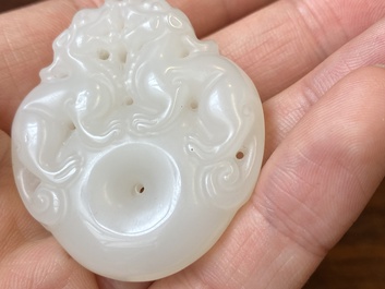 Pendentif figurant deux animaux mythiques en jade blanc sculpt&eacute;, Chine, Qing