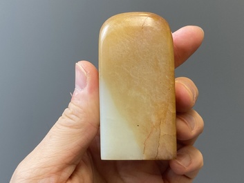 Une &eacute;pingle &agrave; cheveux en jade blanc et deux sceaux en jade, Chine, Qing
