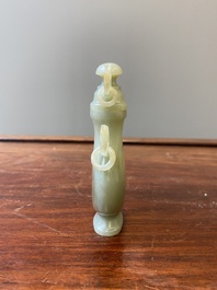 Een Chinees dekselvaasje in celadon jade, 19/20e eeuw