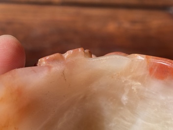 Lave-pinceaux en agate rose sculpt&eacute;e figurant un chilong, Chine, Qing
