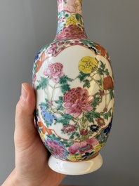Twee paar Chinese blauw-witte en famille rose vazen, 19/20e eeuw