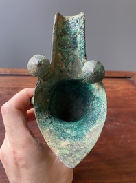 Een Chinees archa&iuml;sch bronzen ritueel wijnvat, 'jue', late Shang-dynastie