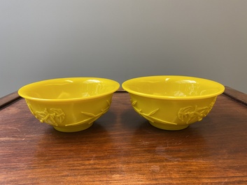 Paire de bols en verre jaune de P&eacute;kin &agrave; d&eacute;cor floral, Chine, 19/20&egrave;me