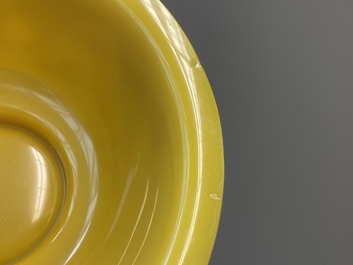 Deux grands bols en verre jaune de P&eacute;kin, Chine, 19/20&egrave;me