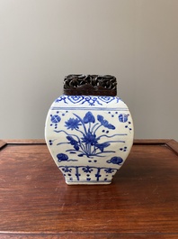 Vase en porcelaine de Chine en bleu et blanc &agrave; d&eacute;cor d'un &eacute;tang &agrave; lotus, marque et probablement &eacute;poque de Jiajing