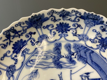 Drie Japanse blauw-witte 'Joosje te paard' borden in Chinese Kangxi-stijl, Edo, 18e eeuw