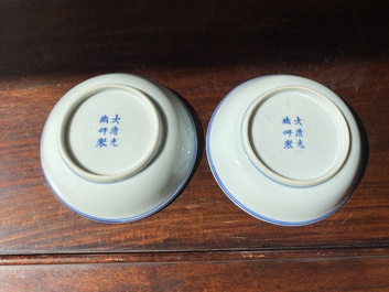 Een paar Chinese blauw-witte 'draken' schotels, Guangxu merk en periode