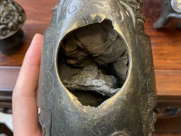 Paire de br&ucirc;le-parfums en forme d'&eacute;l&eacute;phant en bronze, Chine, Ming