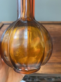 Rare vase de forme bouteille en verre de P&eacute;kin de couleur ambre translucide, Chine, marque et &eacute;poque de Qianlong
