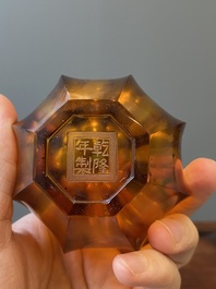 Een Chinese flesvormige gefacetteerde vaas in groen translucent Peking glas, Qianlong merk, 19e eeuw