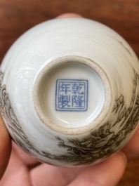 Vase de forme bouteille en porcelaine de Chine &agrave; d&eacute;cor d'un paysage en grisaille, marque de Qianlong, 20&egrave;me