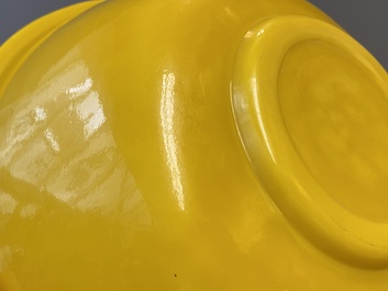 Deux grands bols en verre jaune de P&eacute;kin, Chine, 19/20&egrave;me