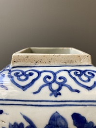 Vase en porcelaine de Chine en bleu et blanc &agrave; d&eacute;cor d'un &eacute;tang &agrave; lotus, marque et probablement &eacute;poque de Jiajing