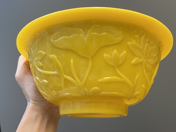 Deux grands bols en verre jaune de P&eacute;kin, Chine, 19/20&egrave;me