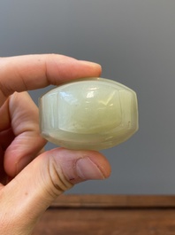 Een Chinese dekselvaas in celadon jade, Qing