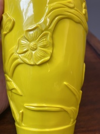 Een paar Chinese vazen met decor van vlinders en bloemen in geel Peking glas, Republiek