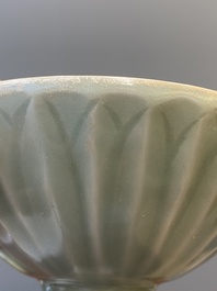 Een Chinese Longquan celadon vaas en een lotusvormige kom, Yuan of later