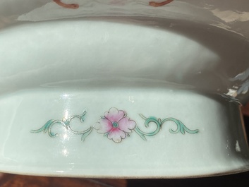 Plat de forme ovale sur talon en porcelaine de Chine &agrave; d&eacute;cor d'anniversaire sur fond jaune, marque et &eacute;poque de Guangxu