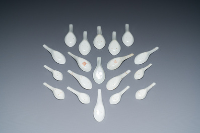 Dix-neuf cuill&egrave;res en porcelaine de Chine en bleu et blanc et famille rose, 19&egrave;me