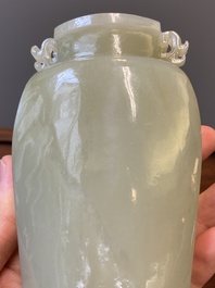 Een Chinese dekselvaas in celadon jade, Qing