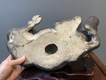 Een grote Chinese grisaille sculptuur van een liggende buffel op houten sokkel, 18/19e eeuw