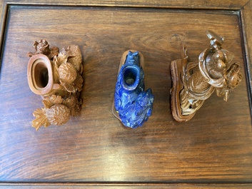 Drie Chinese snijwerken in lapis lazuli en goudsteen, 19/20e eeuw