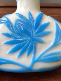 Een Chinese flacon met deksel in meerlagig blauw en wit Peking glas, 19e eeuw