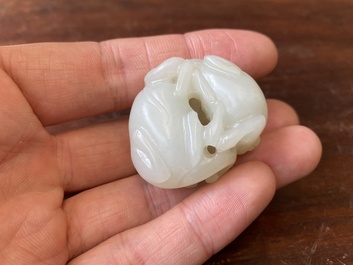 Een Chinese witte jade hanger met twee herten, Qing