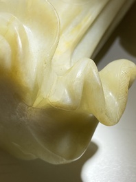 Een Chinese celadon jade sculptuur van Guanyin, Qing