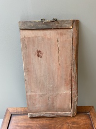 Een Chinese qianjiang cai plaquette met vissen, gesigneerd. Deng Bishan 鄧碧珊, gedateerd 1928
