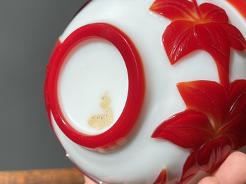 Paire de bols en verre overlay de P&eacute;kin en rouge sur blanc &agrave; d&eacute;cor floral, Chine, 19&egrave;me